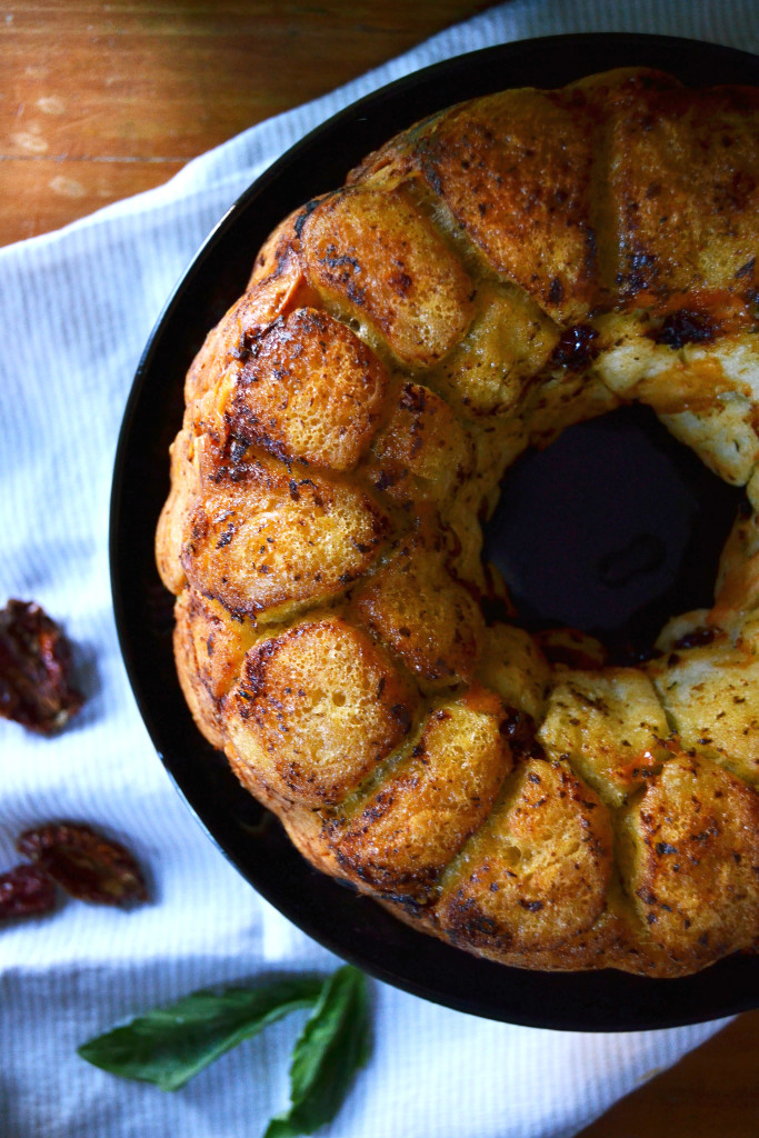 cheesy sun dried tomato pesto monkey pull-apart bread