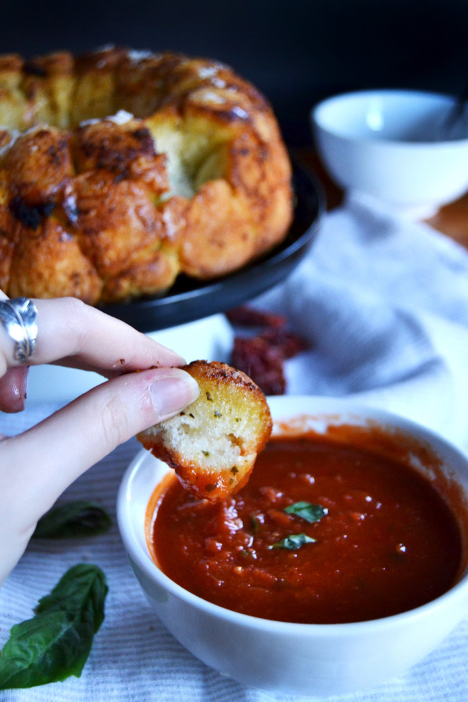 dipping herb cheesy monkey bread marinara sauce