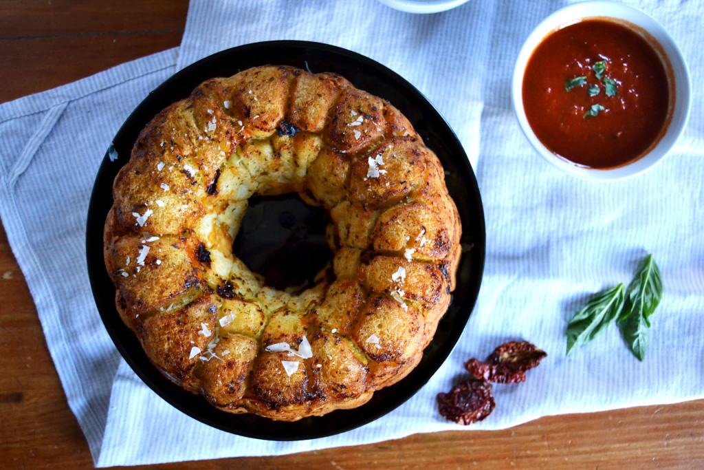 pesto sundried tomato pull apart bread