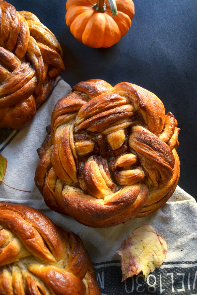 circle-woven-challah-bread-round