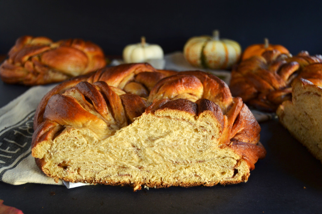 sliced-sweet-potato-challah-round-loaf-with-cinnamon-swirl