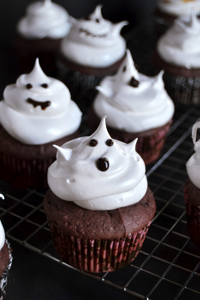 Marshmallow Ghost Halloween Cupcakes yinandyolk.com