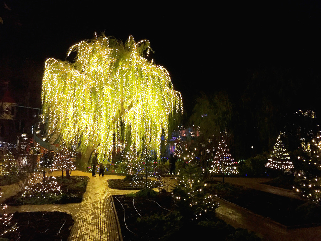 willow-tree-lights-tivoli-gardens-copenhagen