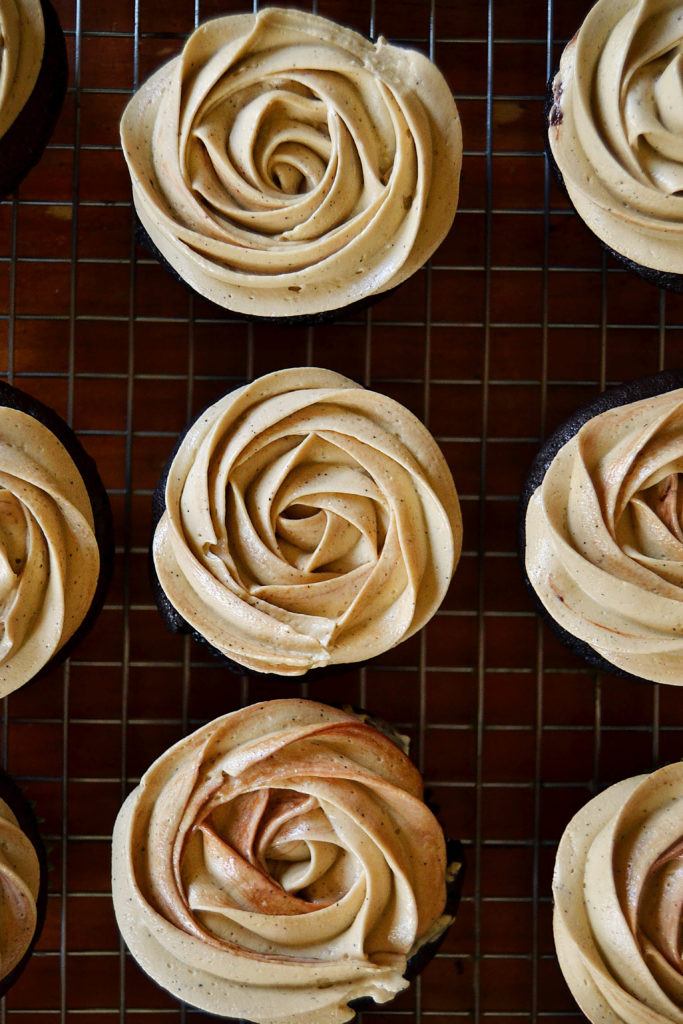 how to pipe frosting into a rose